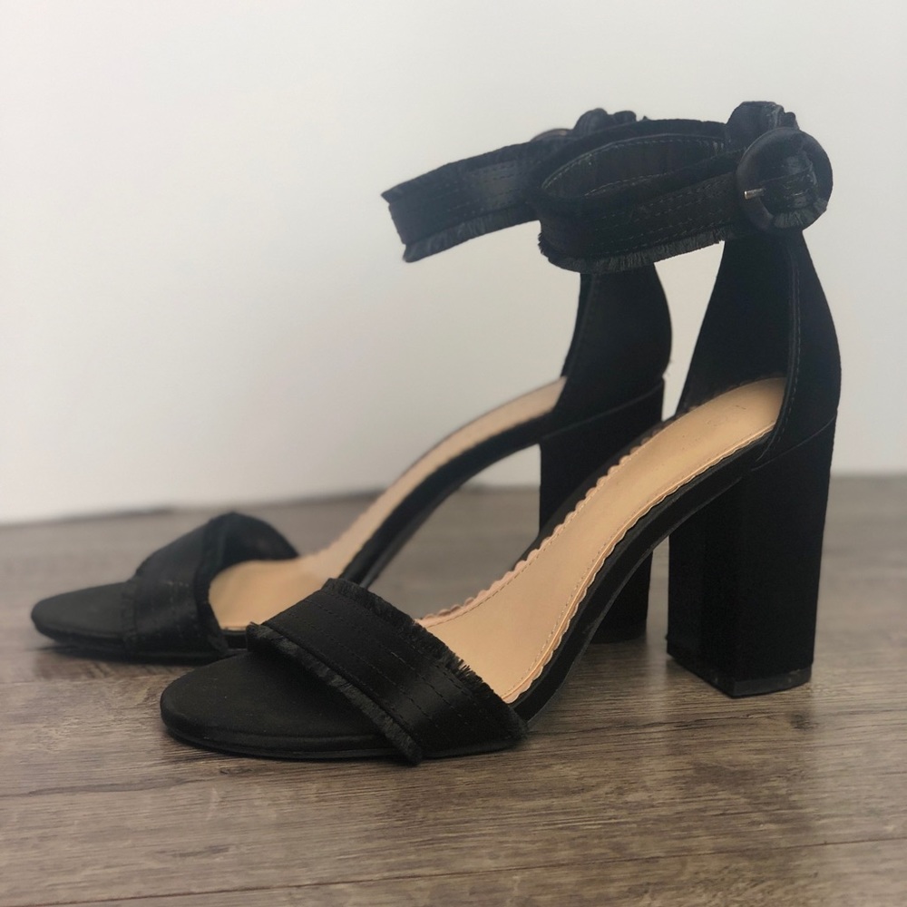 LC Lauren Conrad Classic Black Strap Heels
